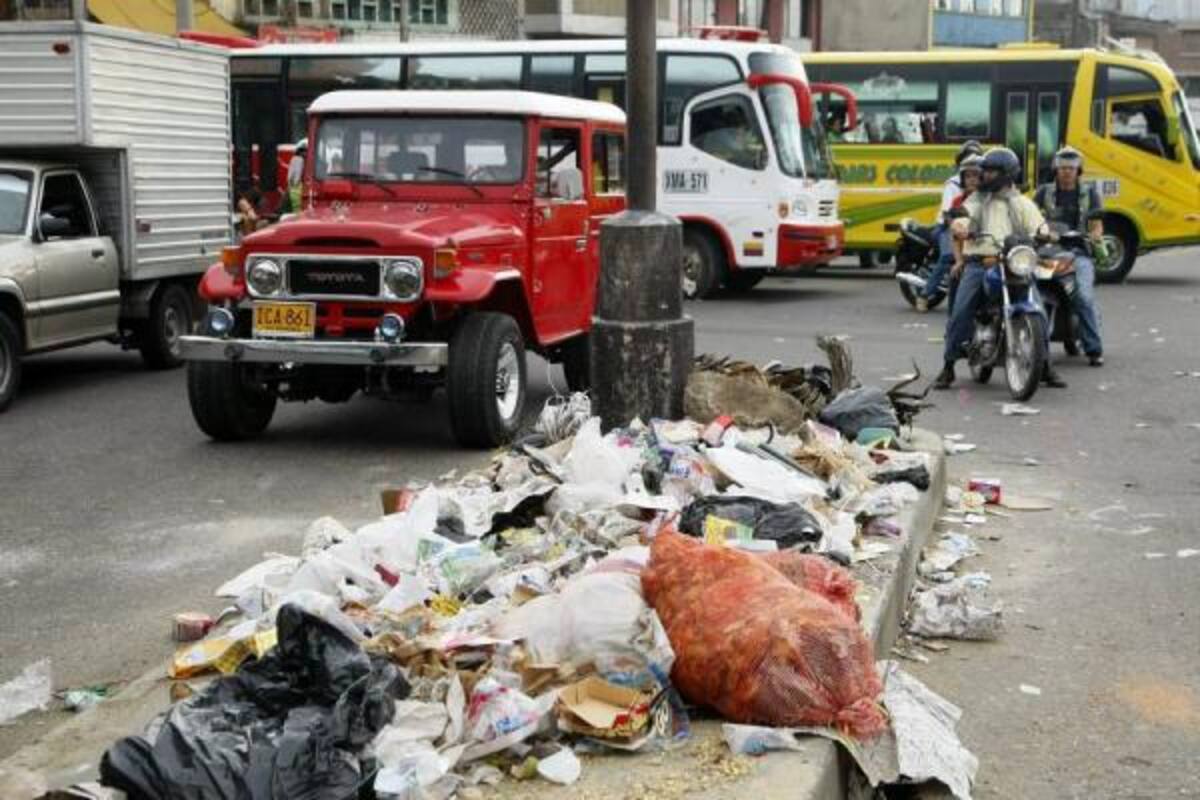 A pesar de que ahora se realizan tres turnos de recolección en el Centro de la ciudad, aún es muy común ver basura en sectores como la carrera 15 y la Avenida Quebradaseca. Por esta razón, los concejales pidieron que se inicie la aplicación de sanciones económicas.(Foto: Archivo / VANGUARDIA LIBERAL)