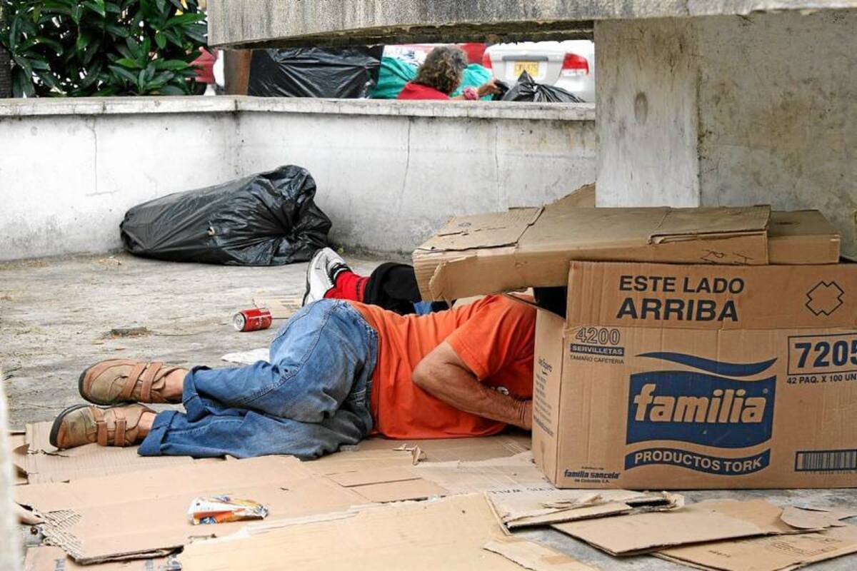 La zona más neurálgica, en presencia de indigentes en la ciudad, es la calle 33, entre las carreras 16 y17. Otras áreas del centro como los separadores de la calle 36, la avenida Quebradaseca y la carrera 21, por citar sólo algunas direcciones, se asemejan hoy a las populares “calles del cartucho”. (Foto: Archivo/VANGUARDIA LIBERAL)