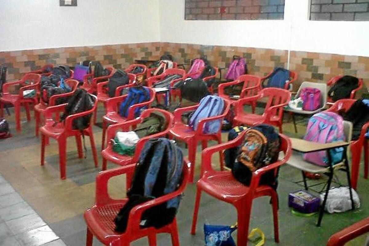 Ante la falta de pupitres a los alumnos de la sede C del Instituto San José de la Salle, les ha tocado recibir clases en estas sillas de plástico y apoyar los cuadernos sobre sus piernas. (Foto: Fotos: Suministradas / VANGUARDIA LIBERAL)
