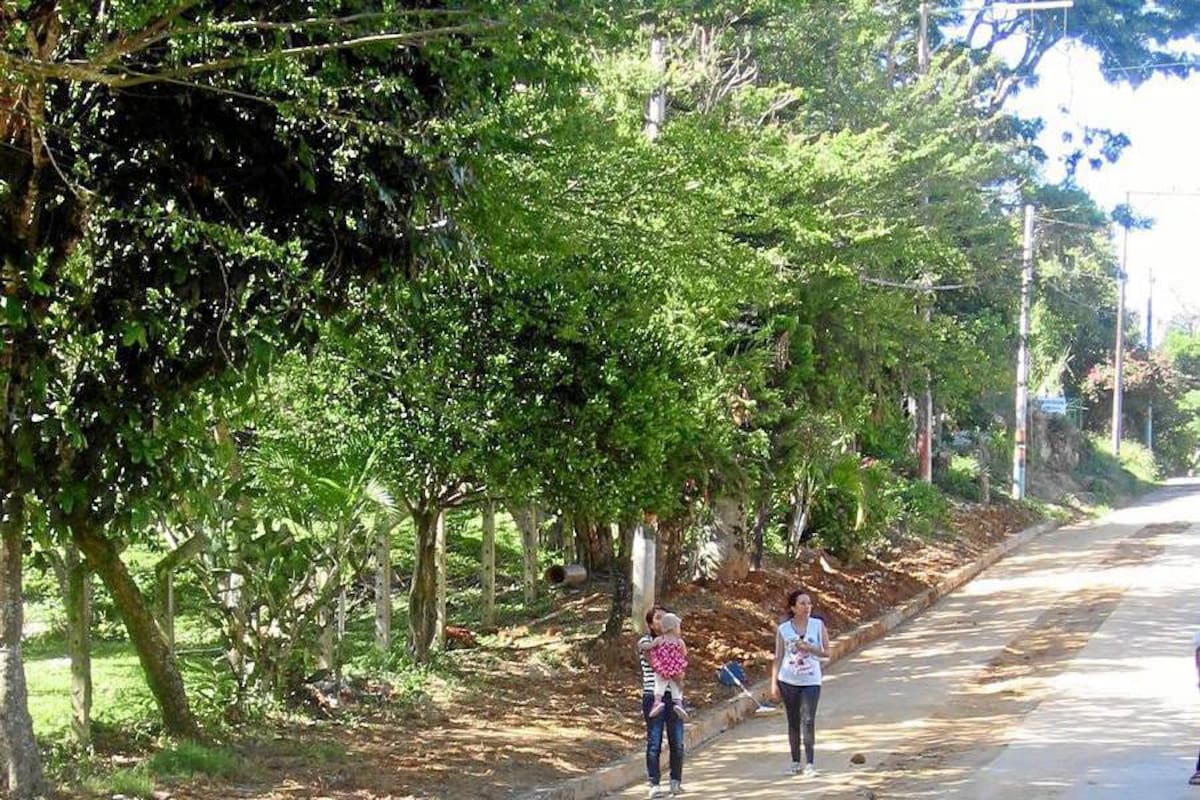 Habitantes del barrio El Bosque se quejan por estado de la vía (Foto: Karen Johana Mantilla Mantilla/VANGUARDIA LIBERAL )