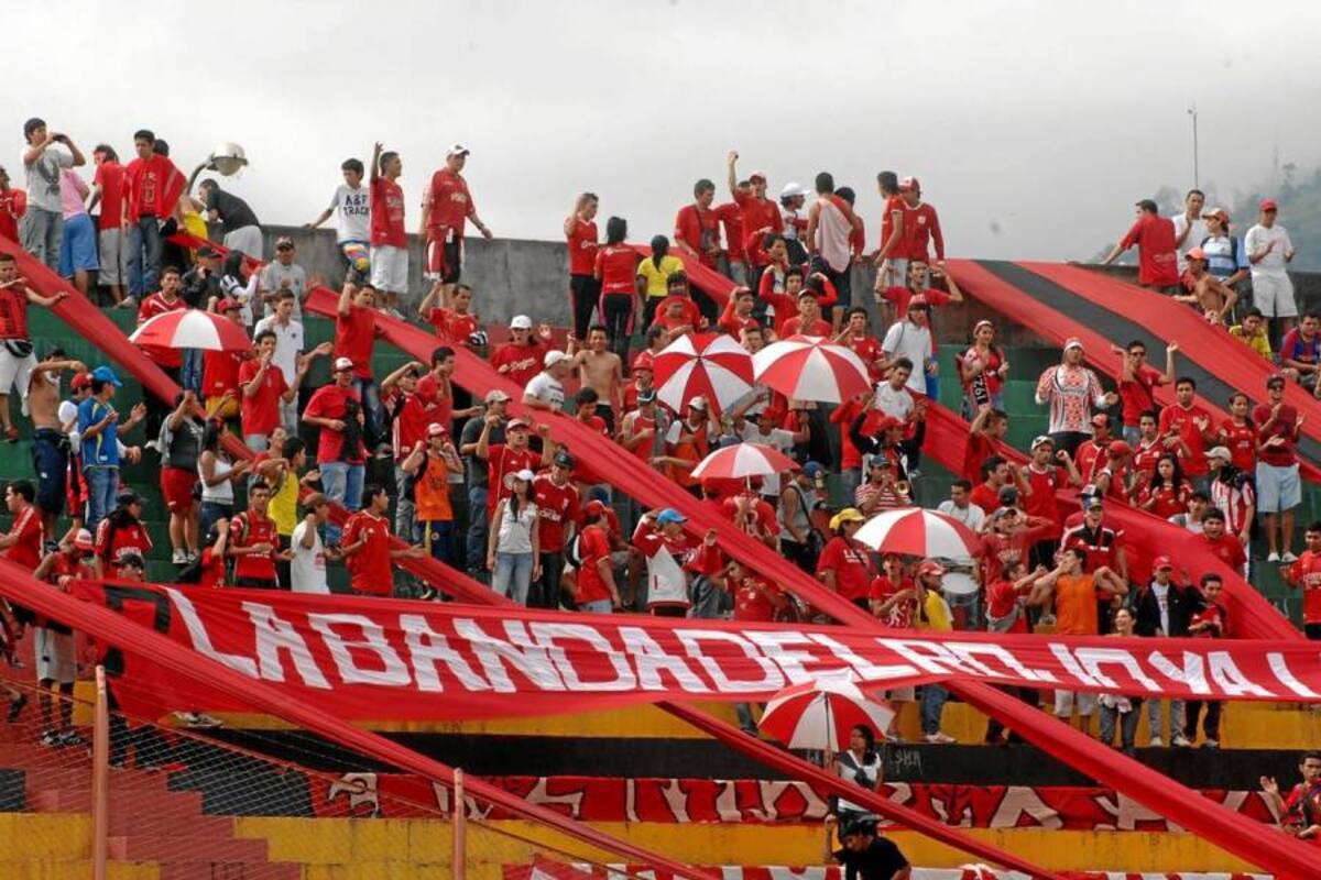 Mancha roja. En el duelo de ayer entre Real Santander y América de Cali la gran mayoría de espectadores que se acercaron al estadio Departamental Alfonso López fueron del equipo caleño. (Foto: Jaime del Río / VANGUARDIA LIBERAL)