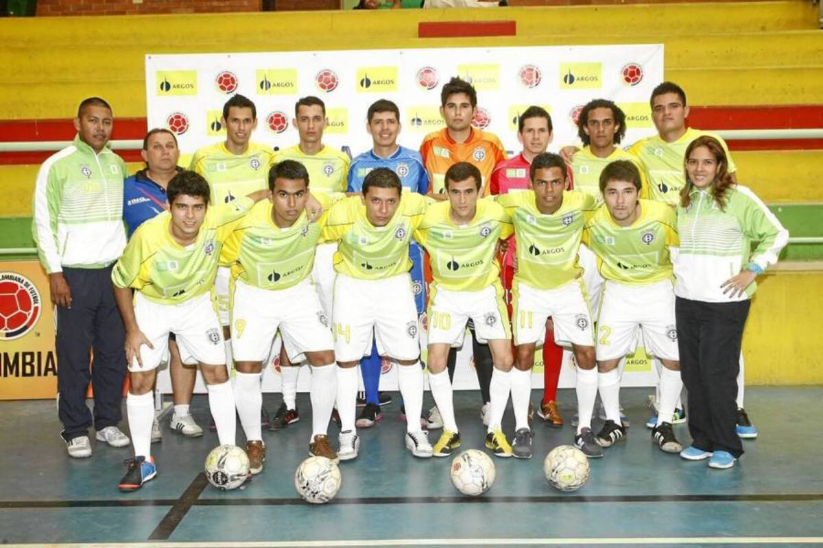 Este es el Real Bucaramanga – UIS modelo 2013 que jugará la quinta versión de la Liga Argos de Fútbol Sala Fifa. En la gráfica aparecen de pie, de izquierda a derecha: Diego Ordóñez (P.F.), René Rincón (D.T.), Diego Pinzón, Camilo Rincón, John Ardila, Ómar Ardila, Carlos Ortiz, Charlie Delgado, Jonathan Cáceres y Sandra Quintero; hincados, en el mismo orden: Ángel Evelio Santana, Joel Vargas, Ánderson Castellanos, Ricardo Contreras, Gerson Jaramillo y Diego Rojas. (Foto: Foto: César Flórez León / VANGUARDIA LIBERAL)