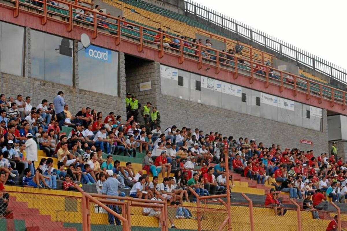 ¿Poca plata? Quizás uno de los factores para que no asistieran en mayor cantidad los aficionados al estadio bumangués fue el alza en las boletas por parte del Real Santander. Muchos seguidores de ambos equipos se ausentaron debido al fuerte incremento en el precio de los tiquetes de entrada. (Foto: Jaime del Río / VANGUARDIA LIBERAL)