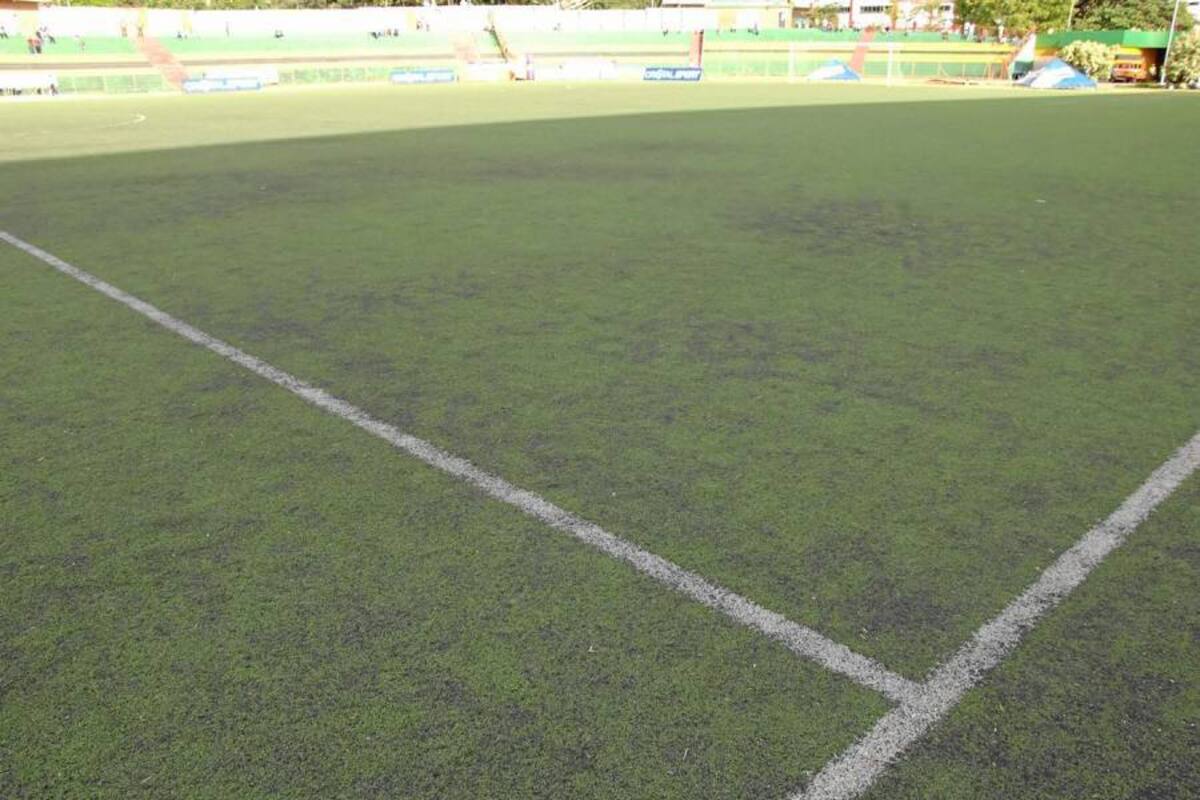 ‘Hay que meterle mano’. La mayoría de los periodistas que arribaron de Cali a Bucaramanga para transmitir el duelo entre albos y rojos, dejaron entrever en sus comentarios su desagrado por las actuales condiciones del estadio Alfonso López. (Foto: Jaime del Río / VANGUARDIA LIBERAL)