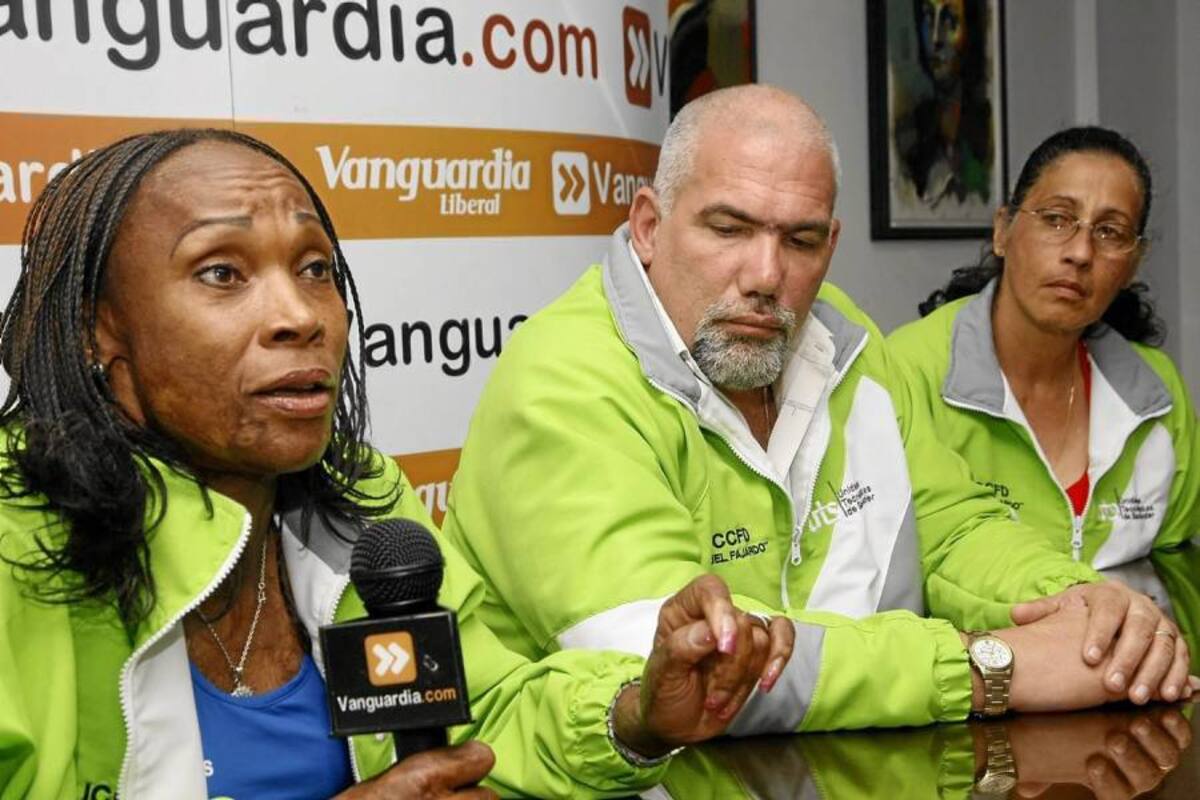De izquierda a derecha, Ana Fidelia Quirot, medallista olímpica; Antonio Becali Garrido, rector de la Universidad de la Ciencia de la Cultura Física y el Deporte ‘Manuel Fajardo’ de Cuba, UCCFD; y María Caridad Colón, primera mujer latinoamericana que logró una medalla de oro en unos Juegos Olímpicos. (Foto: César Flórez / VANGUARDIA LIBERAL )