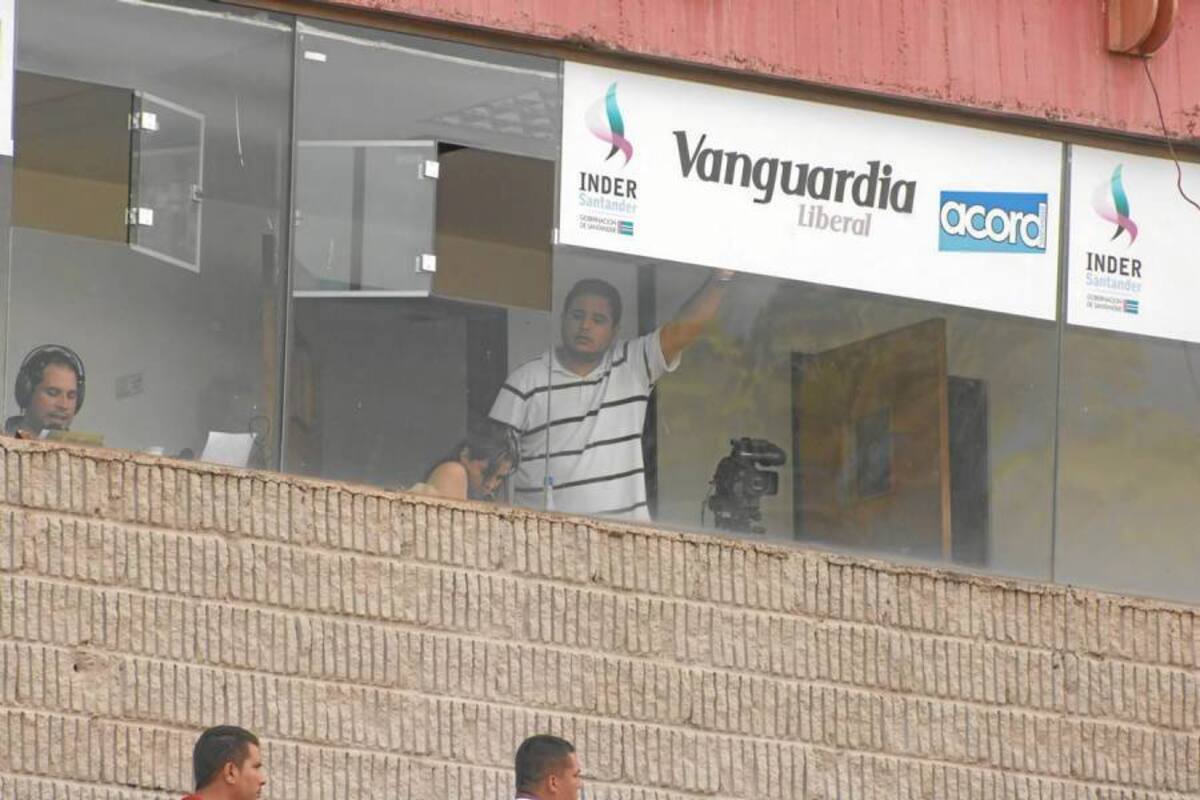 Vanguardia sin cabina. En un hecho que se ha vuelto repetitivo en anteriores oportunidades, el personal de esta casa periodística que cubre los juegos de local tanto de Bucaramanga como Real Santander, se han visto desplazados de su respectiva cabina de prensa sin que nadie les diga nada o responda. (Foto: Jaime del Río / VANGUARDIA LIBERAL)