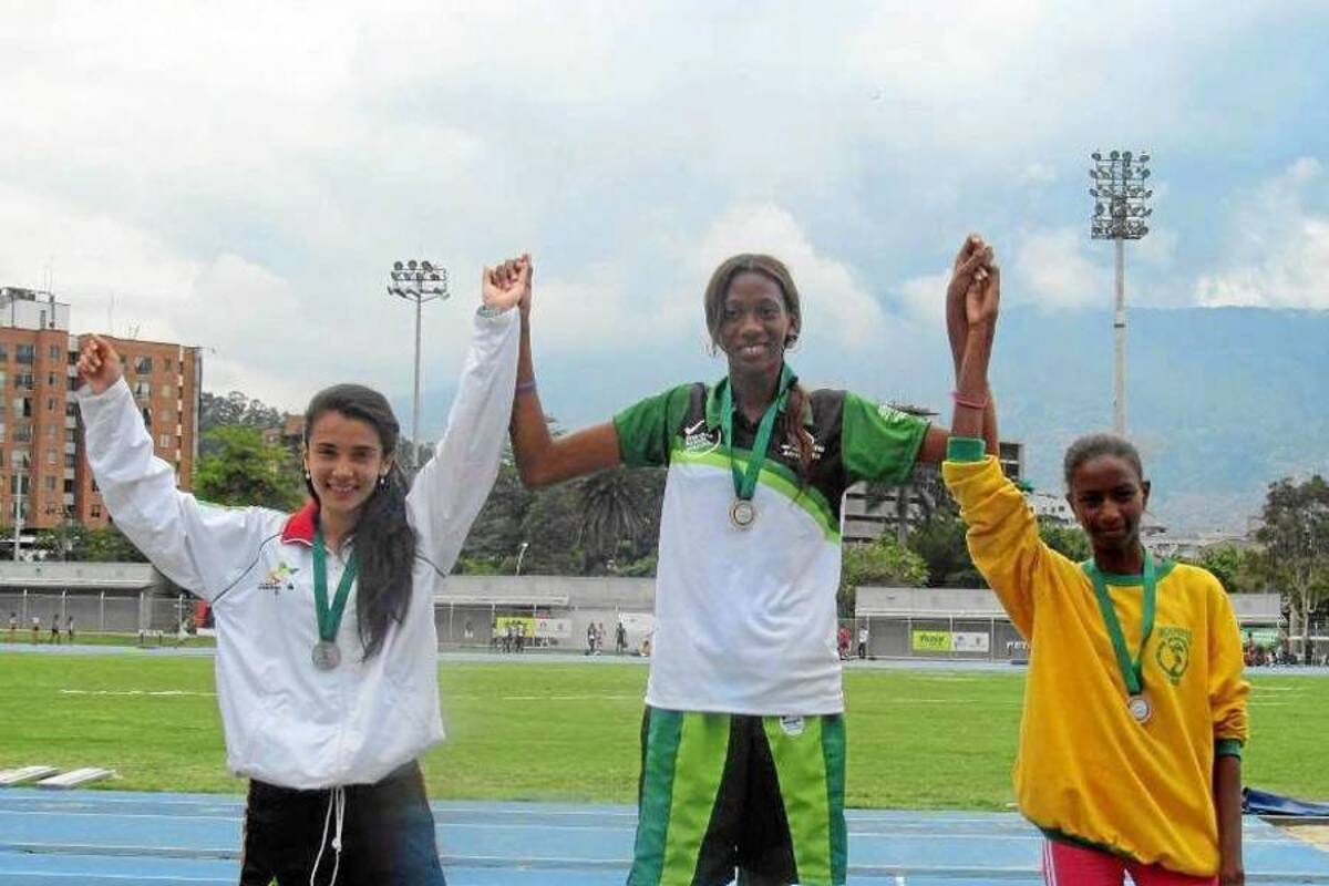 La santandereana Smith Adriana Jerez, izquierda, se colgó la presea de plata en la prueba de los 80 metros con valla, prueba en la que fue superada por María Fernanda Murillo de Urabá. (Foto: Suministrada / VANGUARDIA LIBERAL)