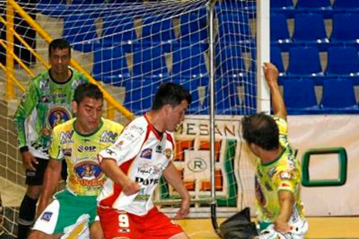 Bucaramanga FSC regresó al Coliseo Bicentenario Alejandro Galvis Ramírez y lo hizo con una goleada 5-1 sobre Potros de Casanare, en un duelo correspondiente a la fecha 14 de la IV Copa Postobón Profesional de Microfútbol. (Foto: Marco Valencia / VANGUARDIA LIBERAL)