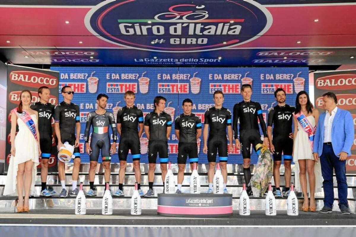 El equipo Sky se impuso en la ‘crono’ colectiva del Giro de Italia, y puso como líder de la carrera al transalpino Salvatore Puccio, mientras que los colombianos Sergio Luis Henao y Rigoberto Urán, en el centro, se ubican tercero y quinto, respectivamente en la general individual. (Foto: AFP / VANGUARDIA LIBERAL)