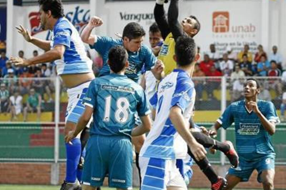 Real Santander y Financiera Comultrasan disputarán el partido más atractivo de la jornada dominical del XXXI Torneo de la Cancha Marte. (Foto: César Flórez / VANGUARDIA LIBERAL)