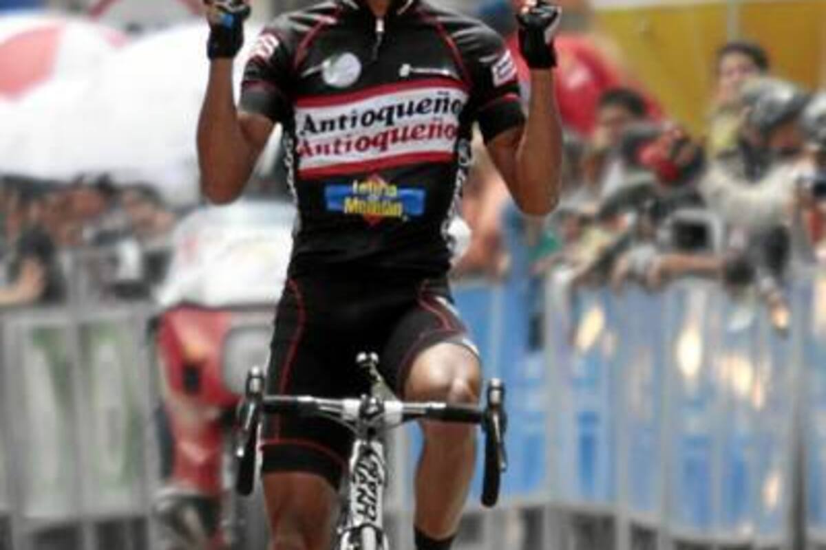 El antioqueño Argiro Ospina del equipo Aguardiente Antioqueño – Lotería de Medellín, se impuso en la séptima etapa del Clásico RCN que arribó ayer a Madrid, Cundinamarca. (Foto: Colprensa / VANGUARDIA LIEBRAL)