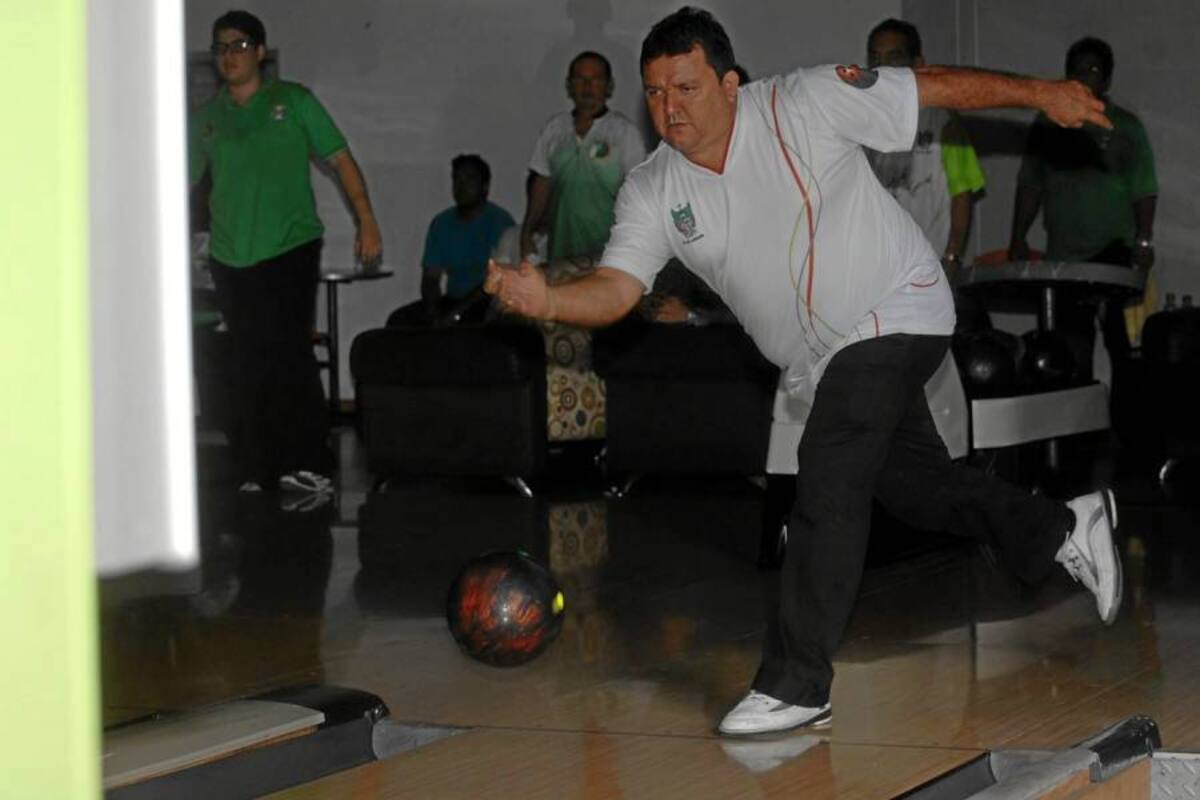 Este fin de semana, en las instalaciones del Strike Bowling Center del Centro Comercial Acrópolis, se llevaron a cabo las primeras dos series del Torneo Departamental de Bolo Americano, que culminará el próximo domingo. El exfutbolista Zabulón Ruiz (foto) fue uno de los bolicheros más destacados al ganar el título en individual. (Foto: Jaime Del Río / VANGUARDIA LIBERAL)