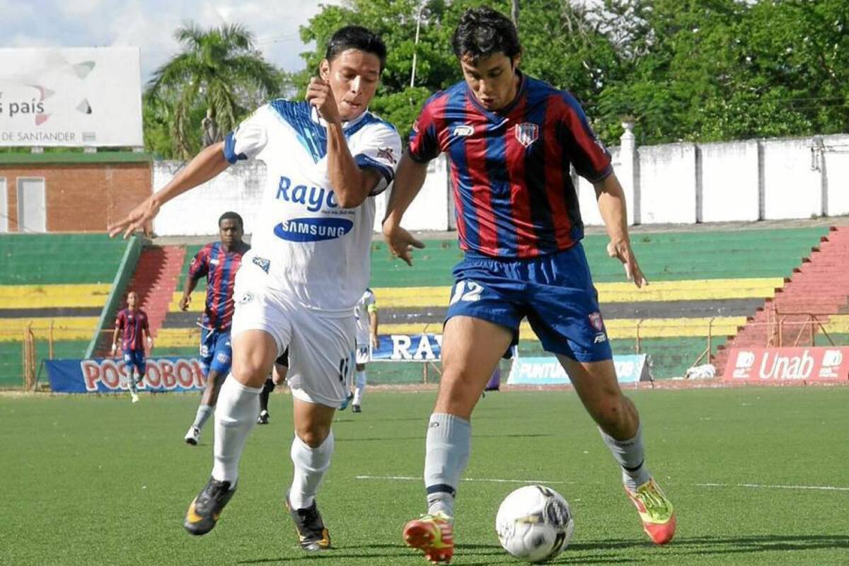 Real Santander ratificó que quiere poner en lo más alto la bandera del Departamento, al derrotar en un emocionante partido 3 – 1 a Unión Magdalena en la fecha 15 del Torneo Postobón. (Foto: Javier Gutiérrez / VANGUARDIA LIBERAL)