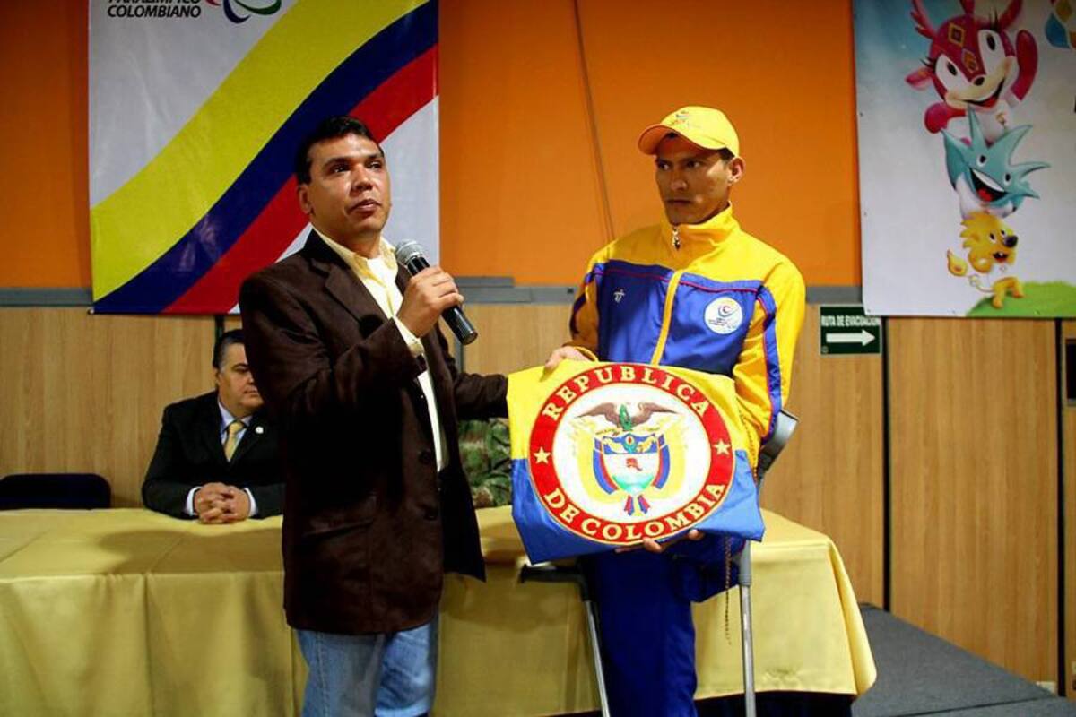 El ciclista santandereano, actual campeón mundial de fondo en carretera, será el abanderado de Colombia y recibió ayer, de manos del presidente del Comité Paralímpico Colombiano, Carlos Parra Dussán, el pabellón nacional que ondeará en Guadalajara durante el desarrollo de los Juegos Parapanamericanos que empezarán el próximo fin de semana. (Foto: Suministrada / VANGUARDIA LIBERAL)