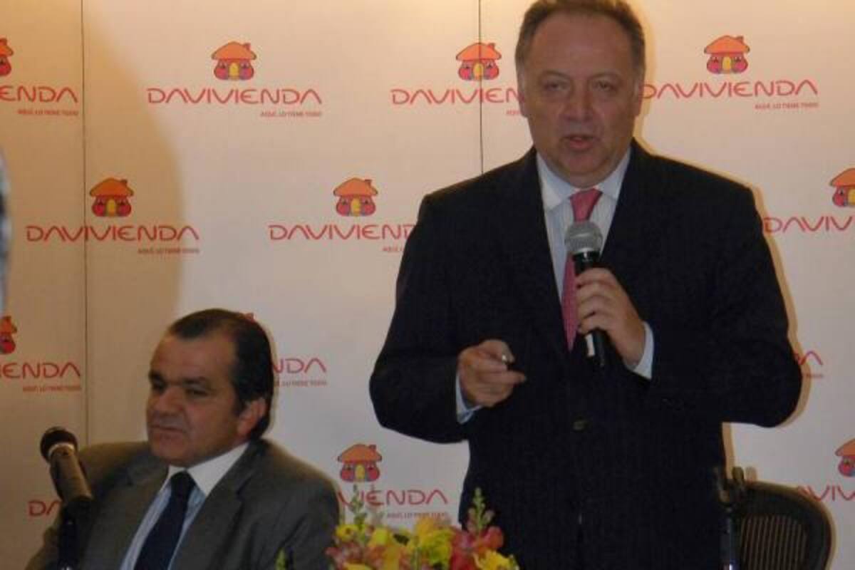Efraín Forero, presidente del Banco Davivienda y Oscar Iván Zuluaga, ex ministro de Hacienda, en el lanzamiento a la venta de las acciones de la entidad financiera.(Foto: Archivo/VANGUARDIA LIBERAL)