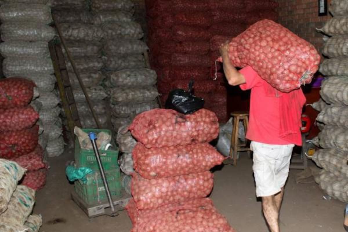 Por el mal estado de las carreteras los camiones que surten a Centroabastos se están retrasando, lo que podría generar un mayor incremento en los precios de los alimentos en marzo.(Foto: Archivo / VANGUARDIA LIBERAL)