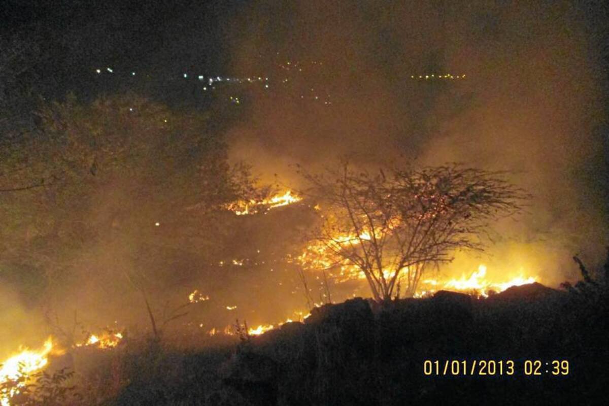 Aspectos del incendio registrado en la vereda Los Medios el pasado 1 de diciembre. Gracias a la labor del Cuerpo de Bomberos de San Gil se logró apagar. (Foto: Suministrada Bomberos / VANGUARDIA LIBERAL)