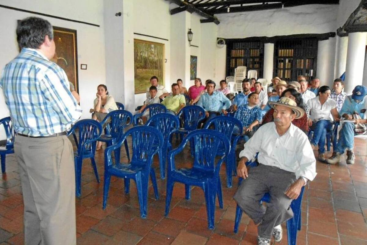 La formalización de la Asociación de Apicultores se dio el pasado lunes 3 de diciembre en la Casa de la Cultura de San Gil (Foto: Nancy Acuña R./VANGUARDIA LIBERAL)