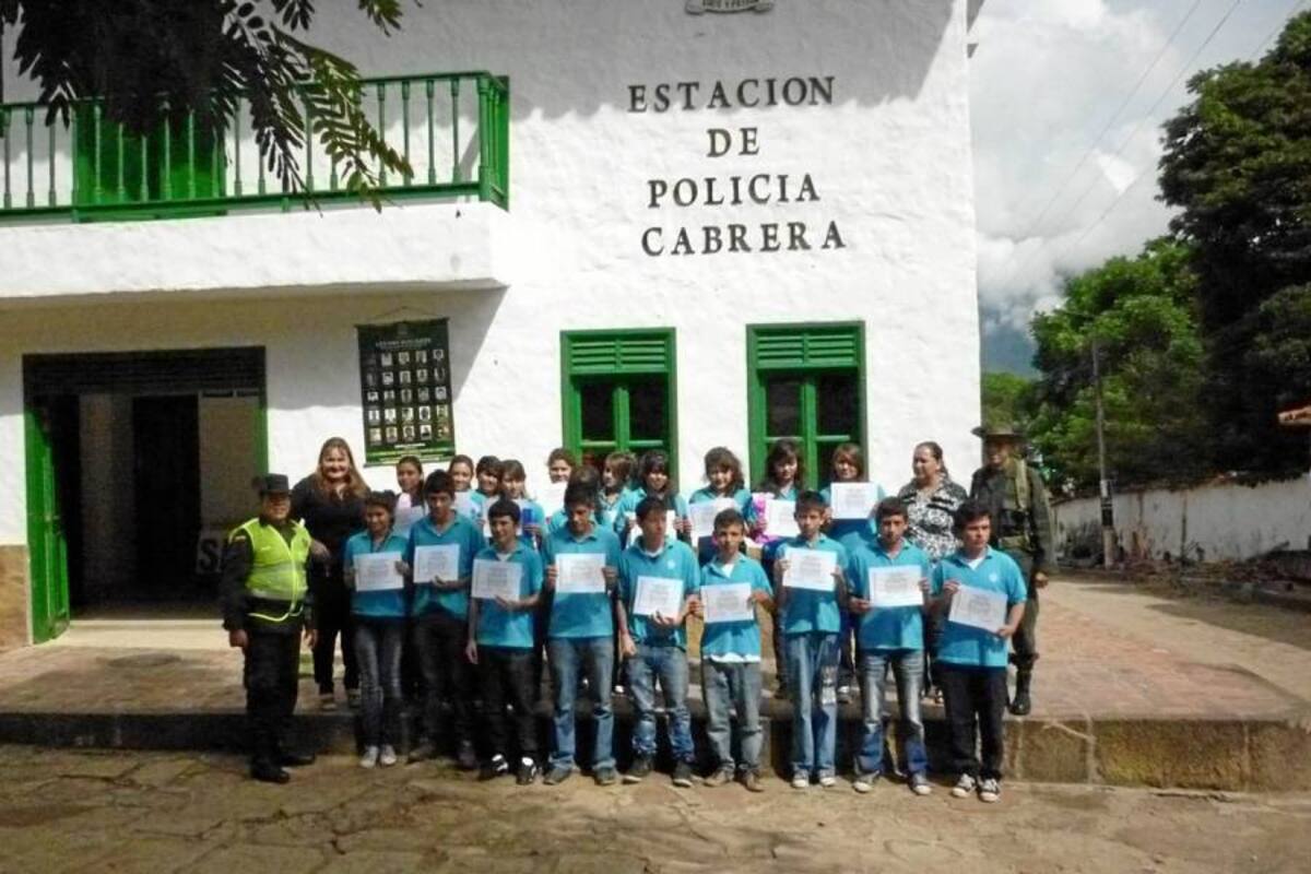 Jóvenes del grado once se graduaron de la Escuela de Seguridad, luego de cumplir un ciclo de capacitaciones. (Foto: Suministrada/VANGUARDIA LIBERAL)