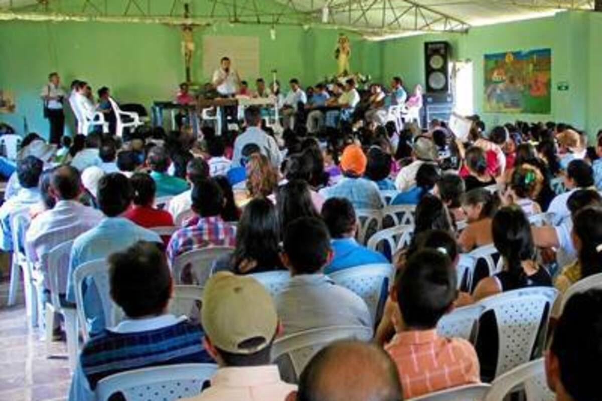 Aspectos del acto de entrega del tanque de almacenamiento de agua que favorecerá a familias de las veredas La Peña y la Vueltas del municipio de Curití. (Foto: Suministrada/VANGUARDIA LIBERAL)
