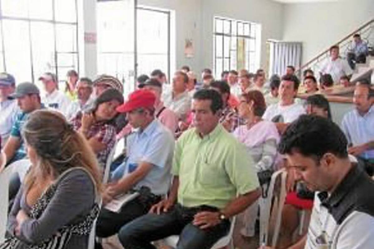 La reunión se llevó a cabo en el sábado en el aeropuerto Los Pozos, con líderes rurales y la administración municipal para socializar el plan de desarrollo. (Foto: Suministrada /VANGUARDIA LIBERAL)