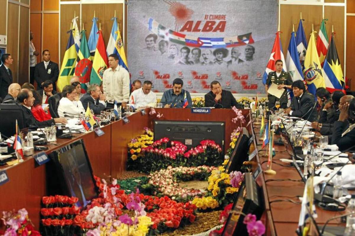 El presidente venezolano, Hugo Chávez (centro), inauguró el pasado sábado junto a su canciller Nicolás Maduro (izquierda), la XI Cumbre de Jefes de Estado de la Alianza Bolivariana para los pueblos de América. (Foto: EFE / VANGUARDIA LIBERAL )