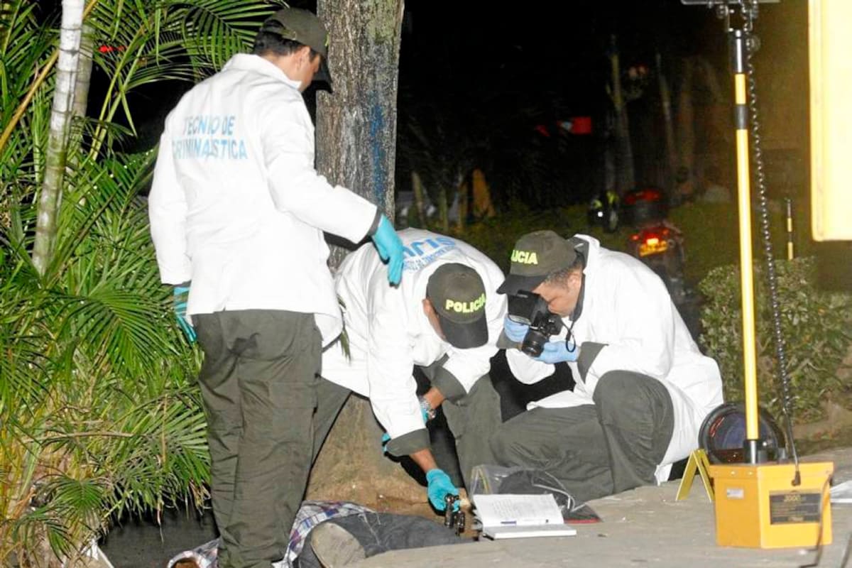 El fletero que intentó huir en la motocicleta recibió varios disparos en la espalda. Su cuerpo quedó tendido frente a una peluquería. (Foto: Marco Valencia/VANGUARDIA LIBERAL )