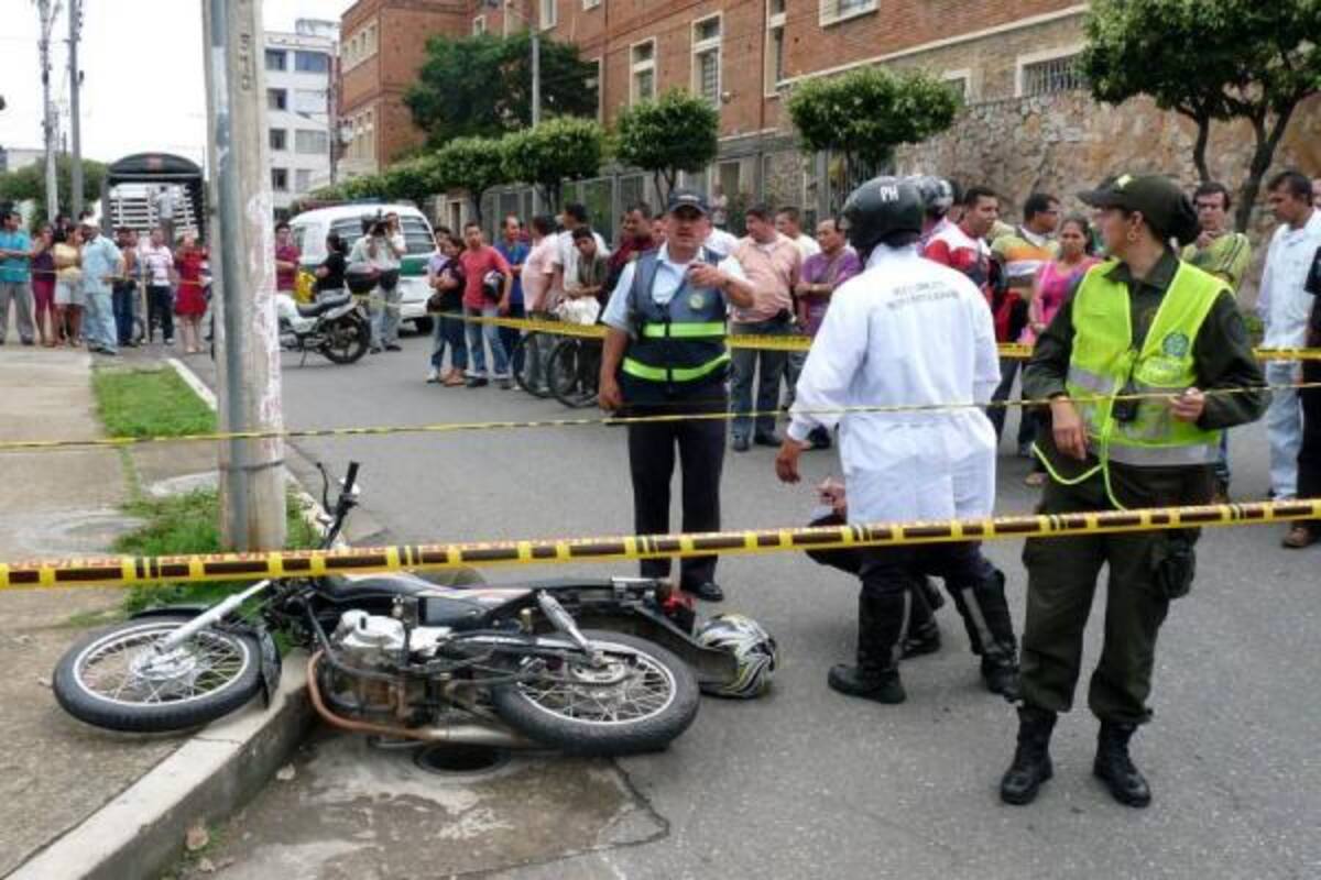 El cuerpo de la víctima quedó junto al andén y a un lado de la motocicleta que lo atropelló cuando cruzaba la vía.(Foto: Nelson Díaz/VANGUARDIA LIBERAL)