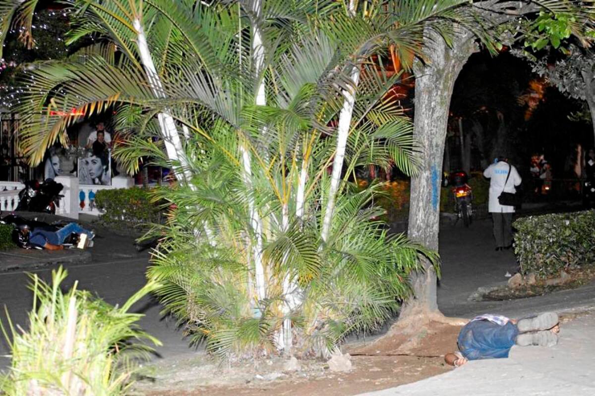 En la imagen se aprecian los cadáveres de los fleteros. Según la Policía se trata de alias ‘Pete’, de 30 años, y de alias ‘Asawin’, de 40. Sus cuerpos fueron trasladados a la morgue de Medicina Legal. (Foto: Nelson Díaz/VANGUARDIA LIBERAL )