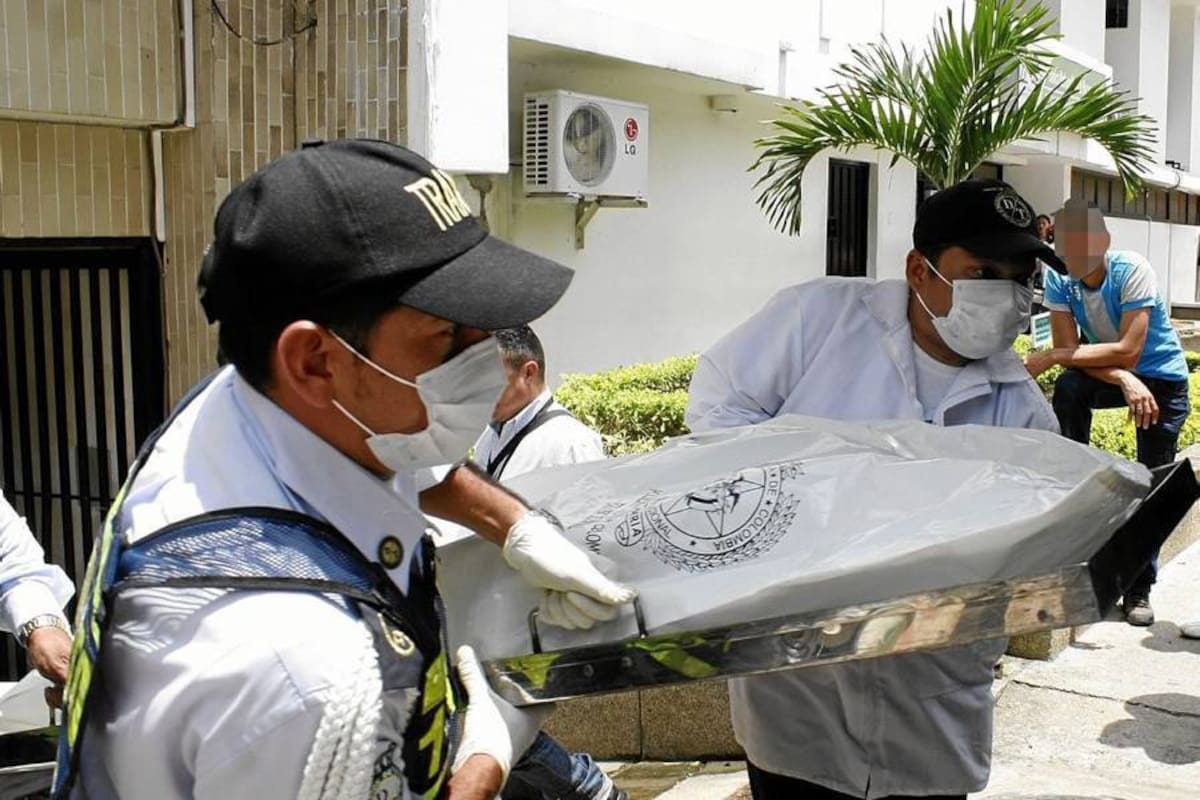 Agentes de la Unidad Móvil, del Laboratorio de Criminalística de la Dirección de Tránsito y Transporte de Bucaramanga, realizaron la inspección del cadáver del motociclista que se estrelló en el Norte de la ciudad. (Foto: Marco Valencia/VANGUARDIA LIBERAL )