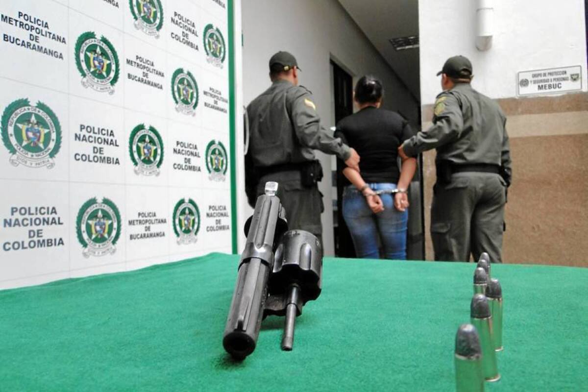 Una mujer de 28 años fue capturada por la Policía en el sector bancario de Cabecera del Llano, cuando portaba un revólver que tenía escondido en el pecho. (Foto: Suministrada/VANGUARDIA LIBERAL )