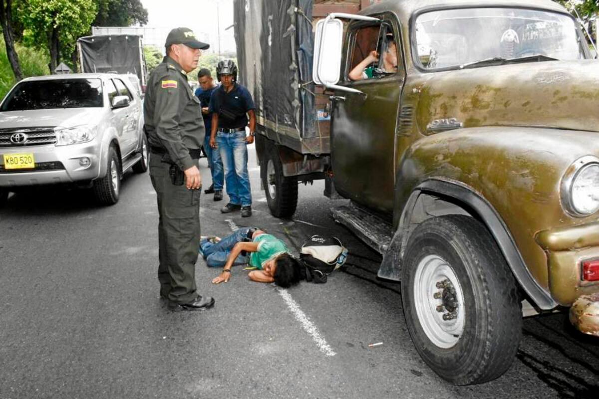 Durante cerca de 30 minutos esta mujer permaneció tendida en el asfalto a la espera de que una ambulancia la llevara a un centro asistencial. Finalmente la Policía la trasladó a la Clínica Metropolitana.