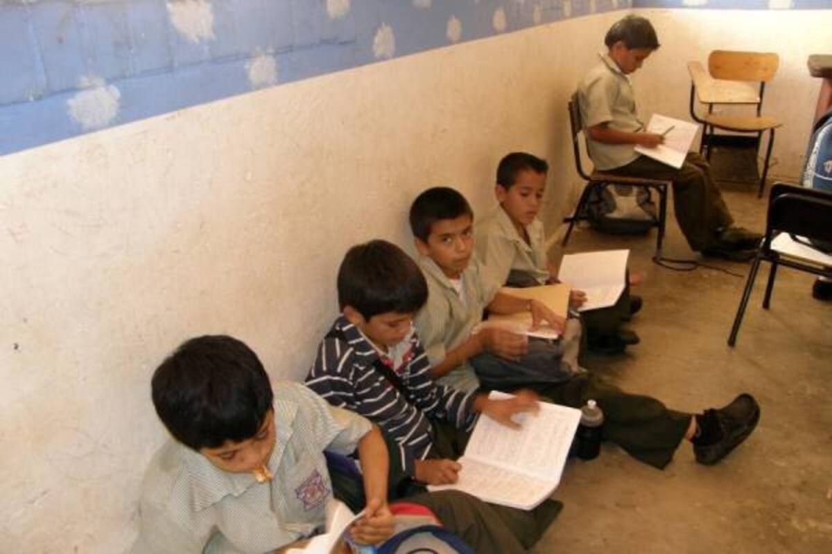 Los estudiantes se recuestan en la pared para evitar dolor de espalda. Esta situación lamentable tiene que cambiar, aseguraron docentes y padres de familia. (Foto: Sully Catherine Santos H./VANGUARDIA LIBERAL)