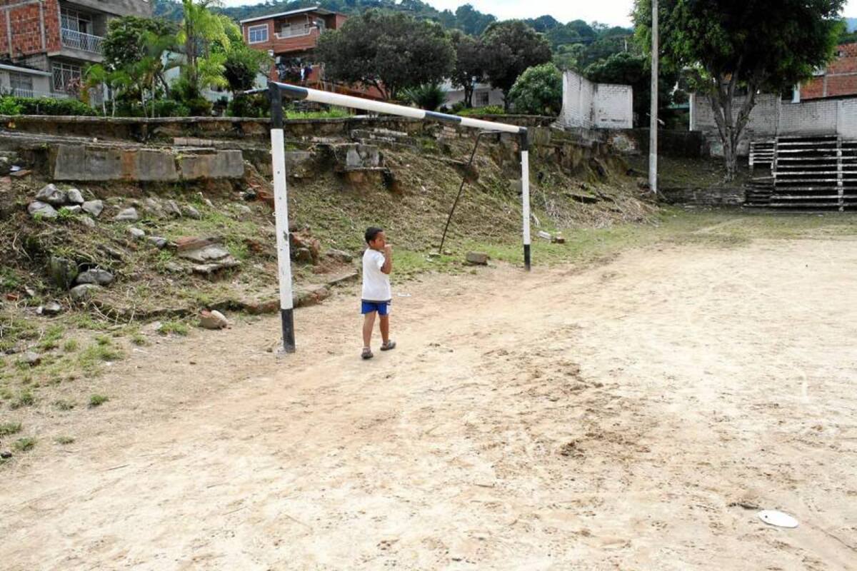 Alcalde se comprometió con arreglo de las vías en Caracolí (Foto: Mauricio Betancourt / VANGUARDIA LIBERAL)