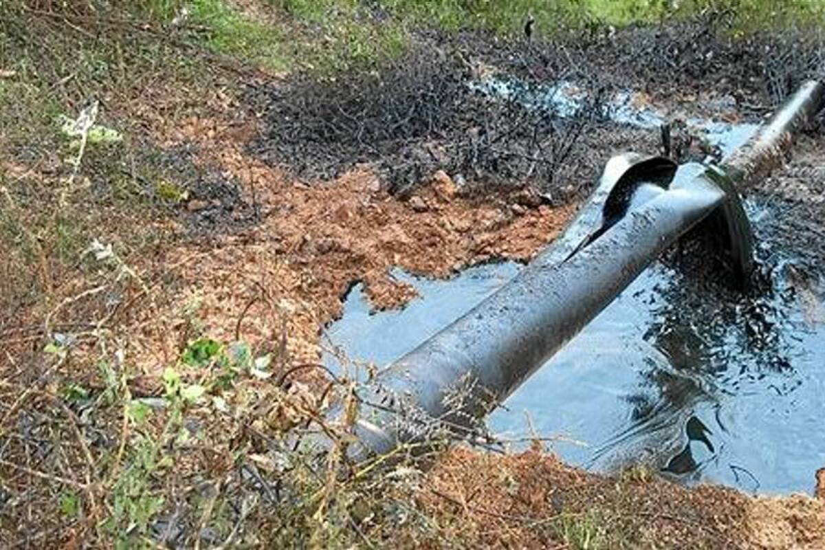 La acción, que se atribuye al Eln produjo un derrame de crudo en el oleoducto Caño Limón Coveñas. (Foto: Colprensa/VANGUARDIA LIBERAL)