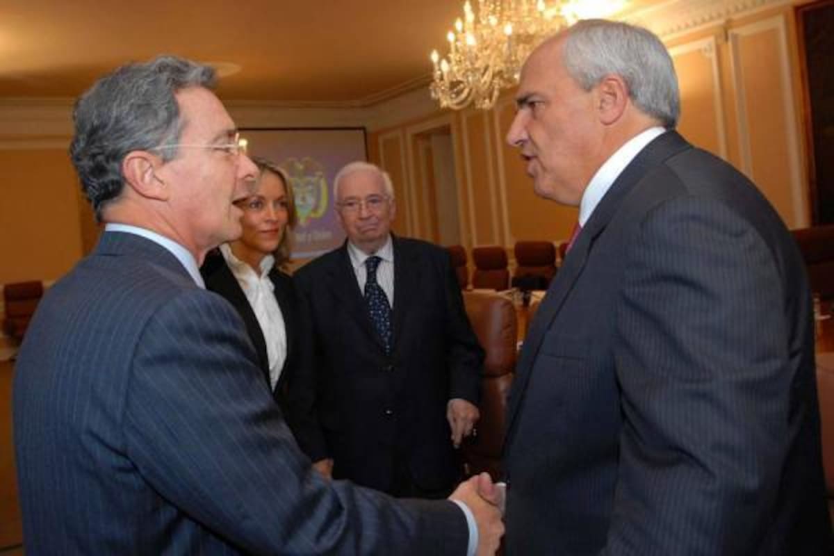 Ernesto Samper Pizano y Álvaro Uribe Vélez, ex presidentes de la República.