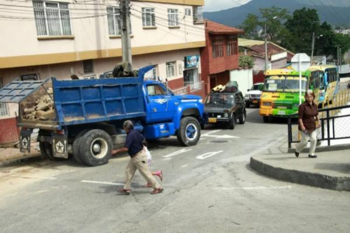 La Inspección de Tránsito anunció nuevos operativos de control a la movilidad de vehículos pesados que están dificultando el libre paso de los automotores por su mal parqueo y deterioro de andenes y zonas verdes. (Foto: Archivo/ VANGUARDIA LIBERAL )