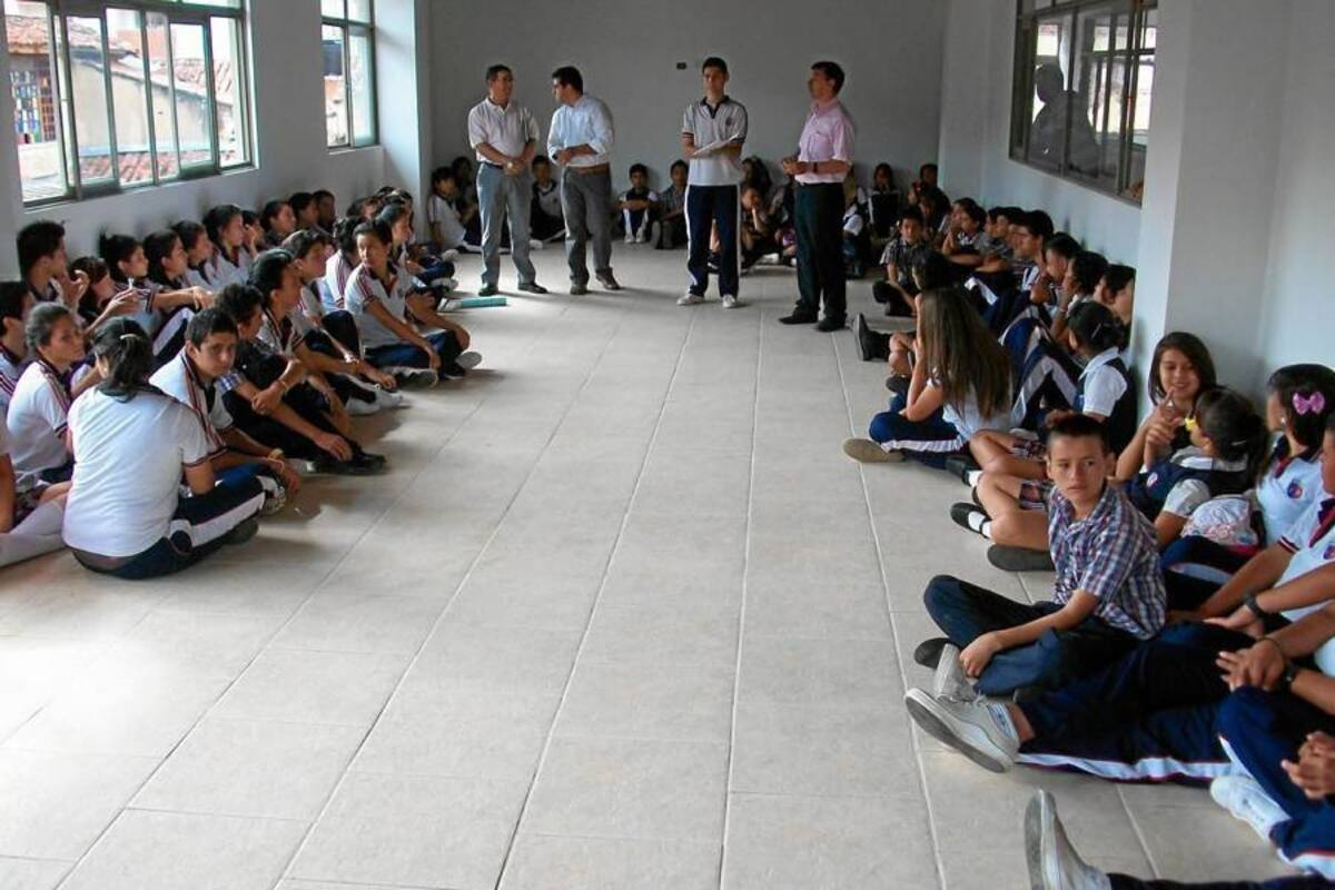 Estudiantes protestaron por la falta de docentes para inglés y sociales