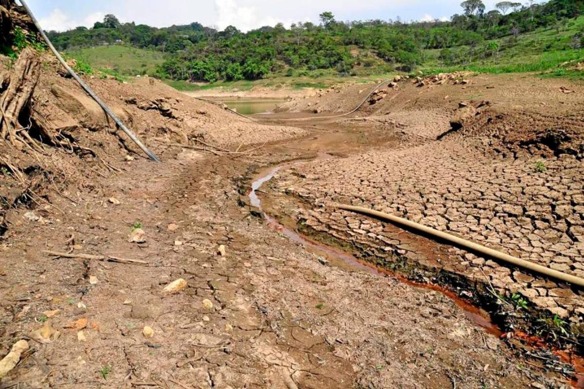La quebrada la Laja, se convirtió en un hilo de agua, debido a la ausencia de lluvias en este sector (Foto: Luis Fernando Martínez Vargas/VANGUARDIA LIBERAL)