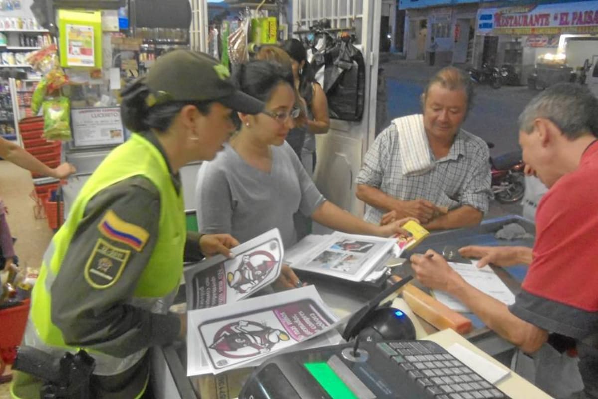La actividad para contrarrestar el uso indebido la pólvora en Oiba, contó con colaboración de la Comisaría de Familia y la Inspección de Policía. (Foto: Suministrada Policía Nacional /VANGUARDIA LIBERAL)