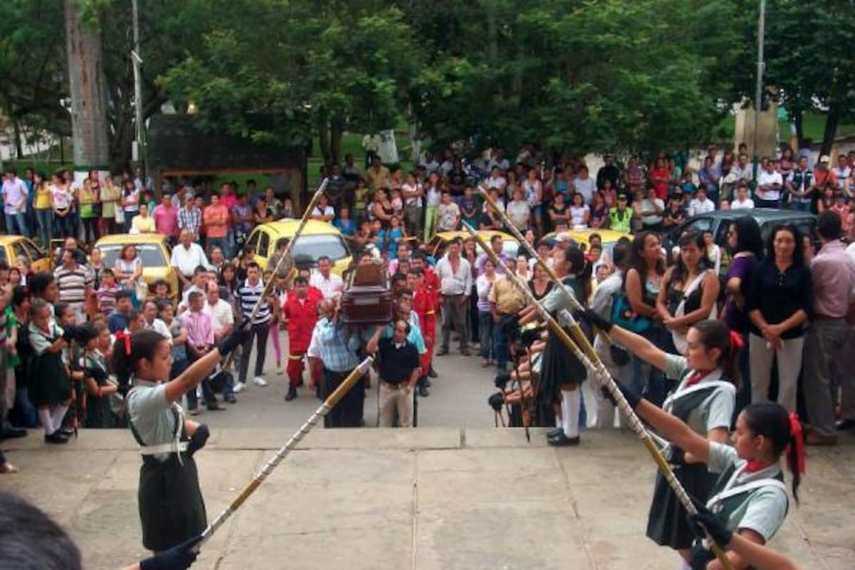 A la llegada del cuerpo de la Joven asesinada, Tania Catalina, Correa Quintero, al templo de la Concatedral para la realización de sus honras fúnebres, muchos ciudadanos se acercaron al atrio, aun consternados por lo ocurrido. Su cuerpo fue llevado hasta el Cementerio Central.(Foto: / VANGUARDIA LIBERAL)