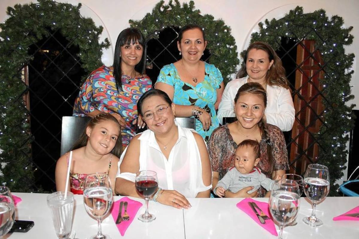Isabel Mejía, Claudia Marcela Pinzón, Simón Cordero, Clara Caicedo, Marcela Patricia Pinzón, Martha Luceli Duarte y Piedad Mejía. (Foto: Mauricio Betancourt / VANGUARDIA LIBERAL)
