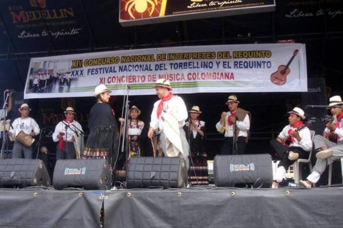 Presentación de un grupo veleño en el XXX Festival del Torbellino y el requinto, en el parque Lelio Olarte.