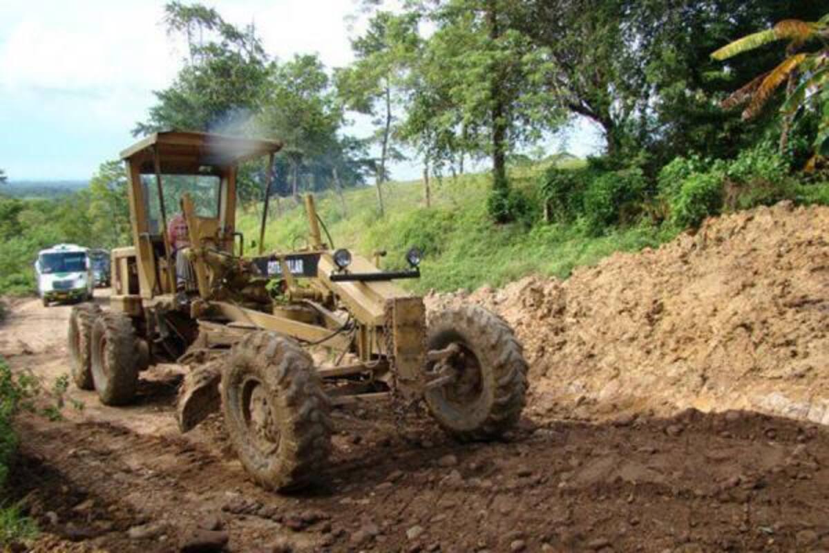 Desde hace 22 días, maquinaria del Municipio y del Gobierno Nacional, enviada para atender la reconstrucción luego de la avalancha, trabaja para rehabilitar el paso entre Barrancabermeja y San Vicente de Chucurí.(Foto: Cortesía Alcaldía de San Vicente de Chucurí/VANGUARDIA LIBERAL)