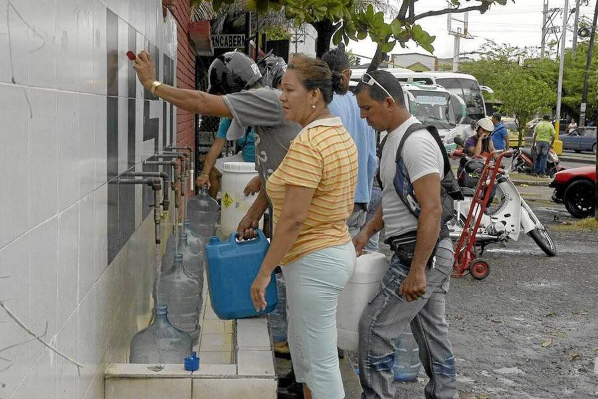 Algunos habitantes del Puerto recurrieron a extraer agua de la sede de la Unión Sindical Obrera (USO) mientras el suministro era restablecido. (Foto: Edgar Pernett/VANGUARDIA LIBERAL )