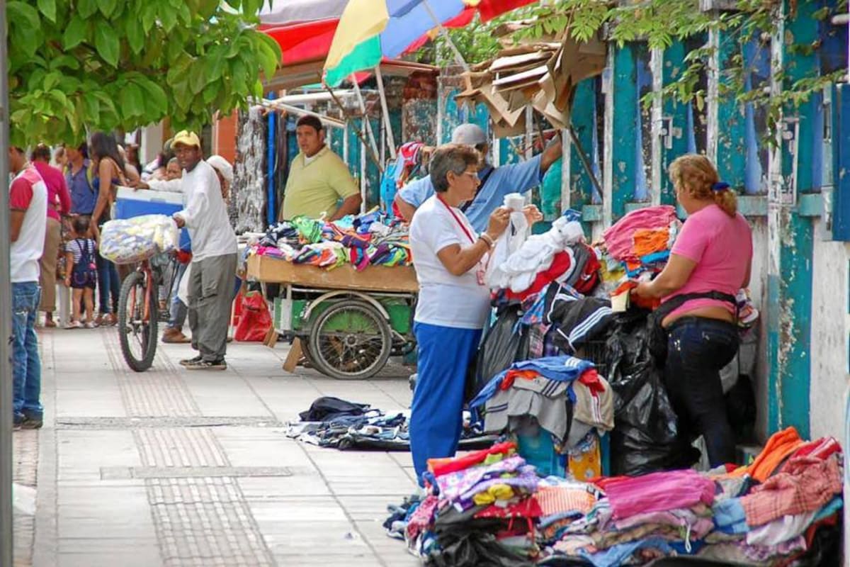 Según las cifras no oficiales, en Barrancabermeja realizan su actividad al menos unos 600 vendedores informales, que invaden el espacio público del Sector Comercial, grandes superficies y plazas de mercado. (Foto: Edgar Pernett/VANGUARDIA LIBERAL)