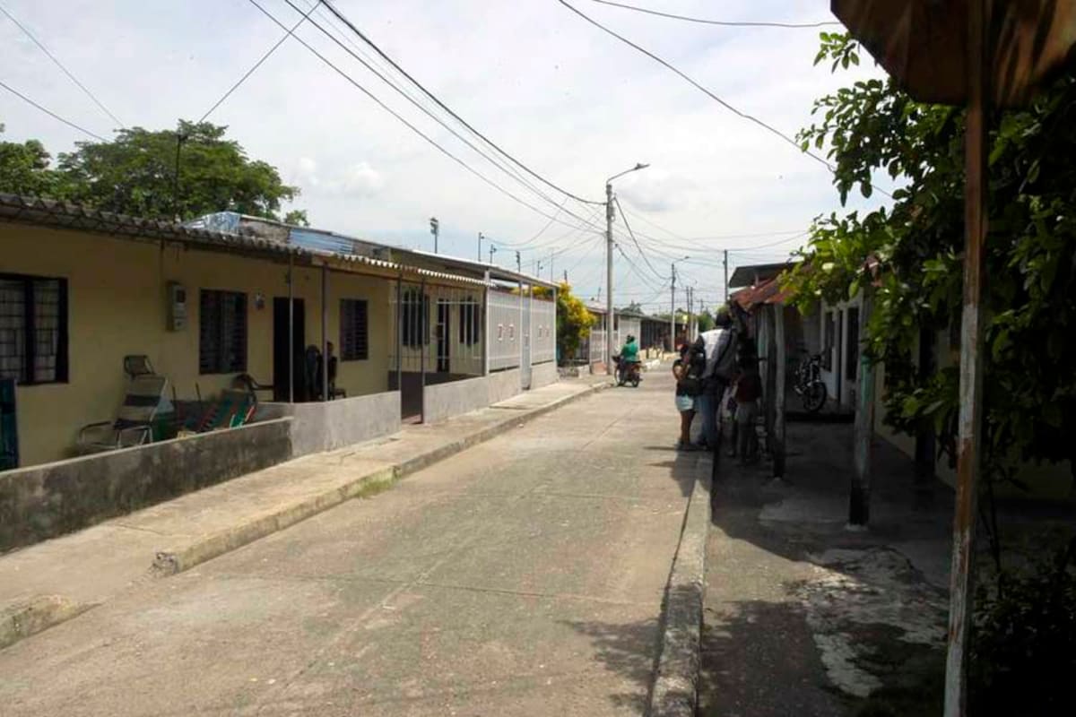 Varios tiros impactaron en las fachadas de dos viviendas del barrio El Campín. Un proyectil hirió a una mujer que departía con sus vecinas del sector. (Foto: Édgar Pernett/VANGUARDIA LIBERAL )