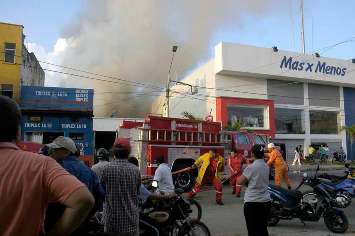 Por más de una hora, unidades del Cuerpo de Bomberos Voluntarios de Barrancabermeja intentaron controlar el fuego para evitar que se propagara en una tienda, un centro de cómputo y un almacén de cadena que rodeaban el almacén afectado. (Foto: Fotos. Édgar Pernett/VANGUARDIA LIBERAL)