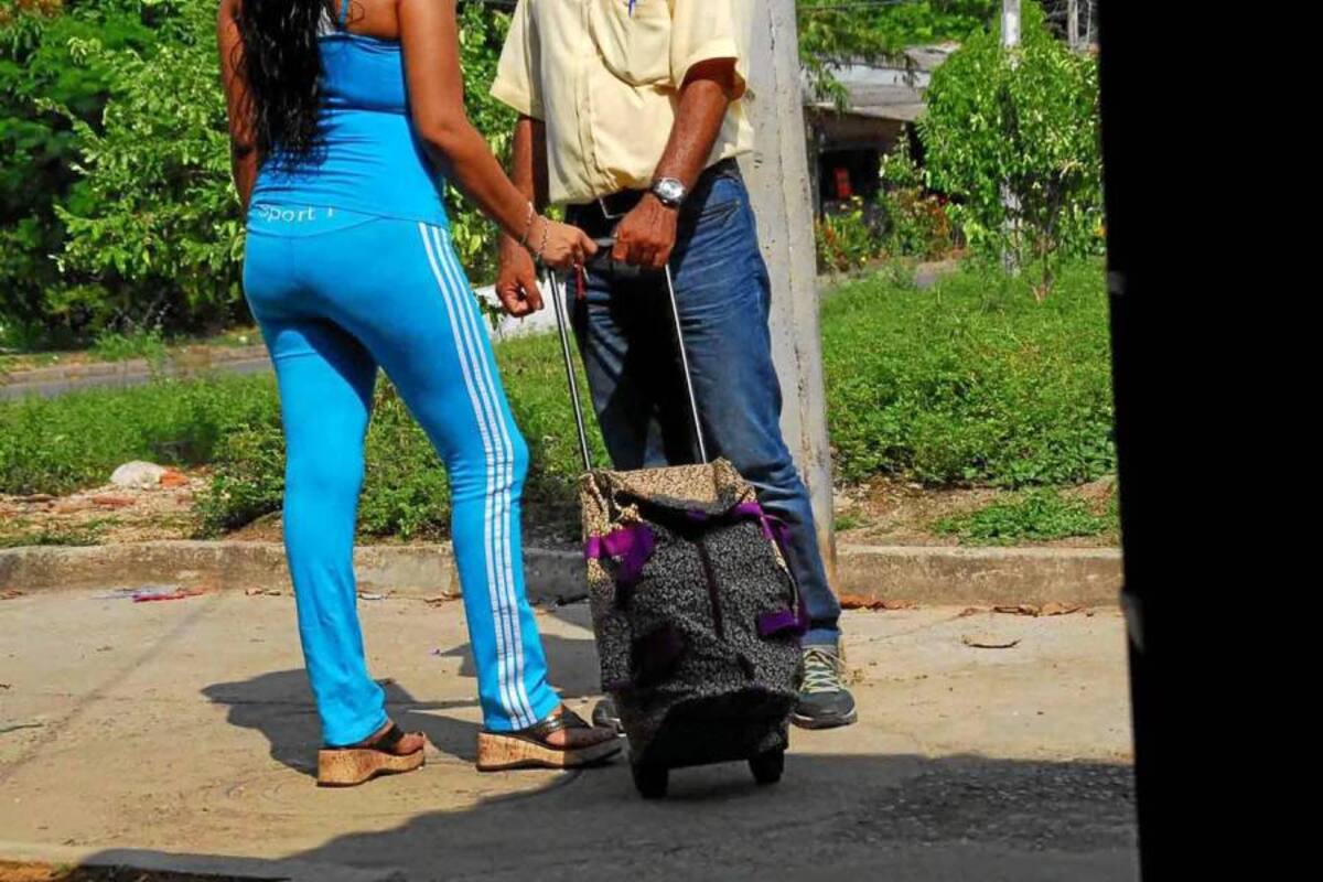 A media cuadra de la casa donde ejecutaban la llamada millonaria estaba un hombre, quien finalmente recibió el bolso con los artículos que supuestamente había pedido la patrona. (Foto: Foto: Ilustración Édgar Pernett/VANGUARDIA LIBERAL)