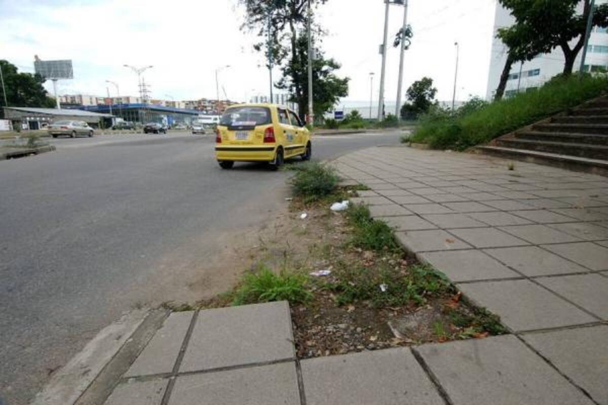 El andén del acceso occidental al puente vehicular de Provenza se encuentra en pésimas condiciones. Estas zonas de espacio público fueron entregadas para el uso de los peatones, pero no están cumpliendo su propósito. Una situación similar se presenta en varios sardineles que hay en la paralela al Bosque.(Foto: Fotos: Jaime del Río y Juan Carlos Chio)